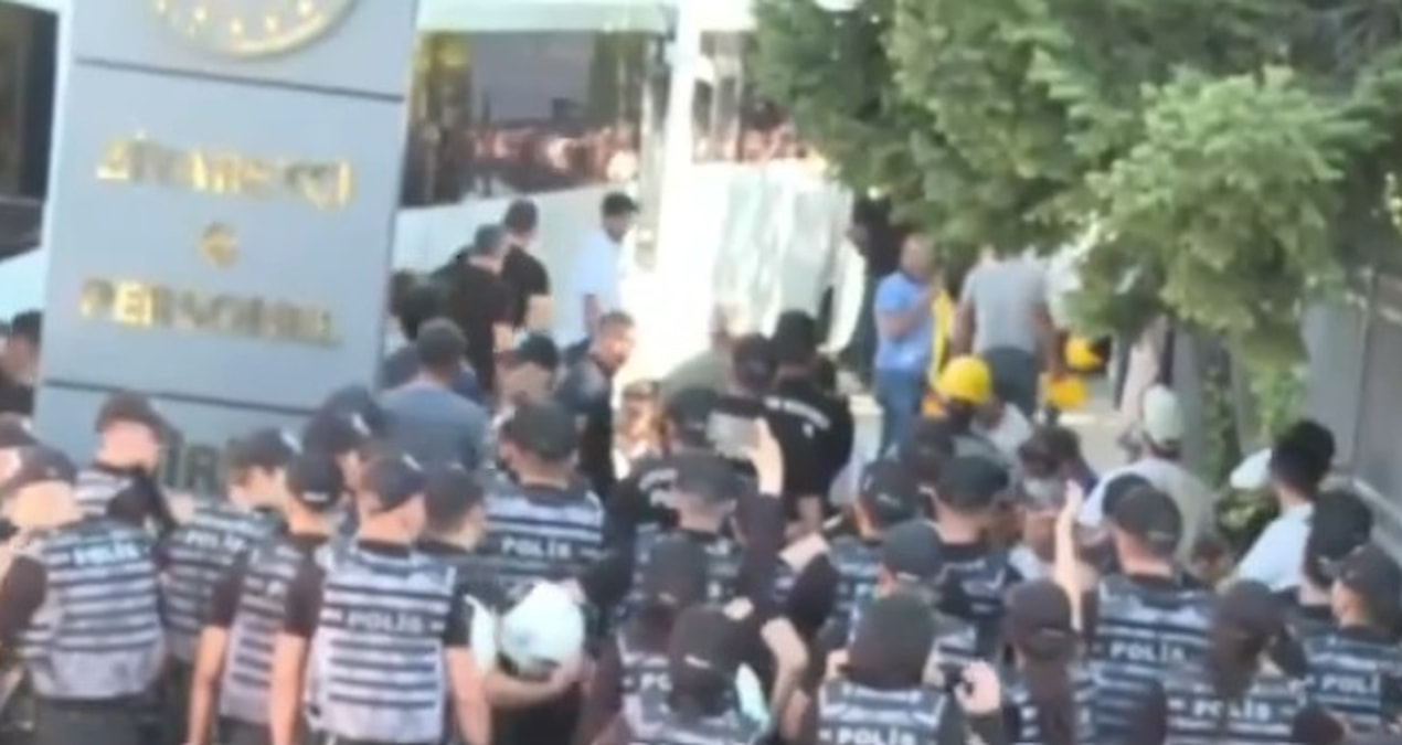 Madenciler, hakları için Enerji Bakanlığı önünde eylem yapıyor