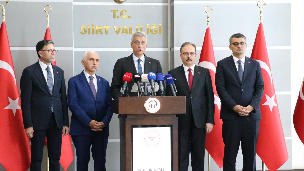 Bakan Memişoğlu’nun Siirt’te valilik ziyareti kapsamında sağlık hizmetlerini değerlendirmesi.