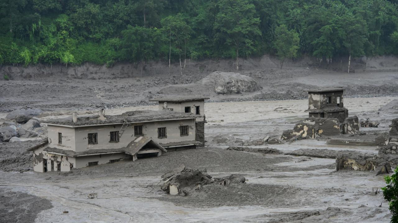 Nepal’deki sel, Tibet’te toprak kaymalarına ve can kaybına yol açtı