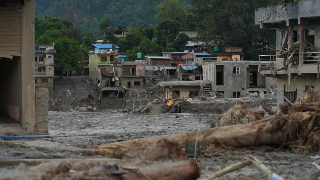 Nepal’de baraj taşması sonrası helikopterli arama kurtarma durduruldu