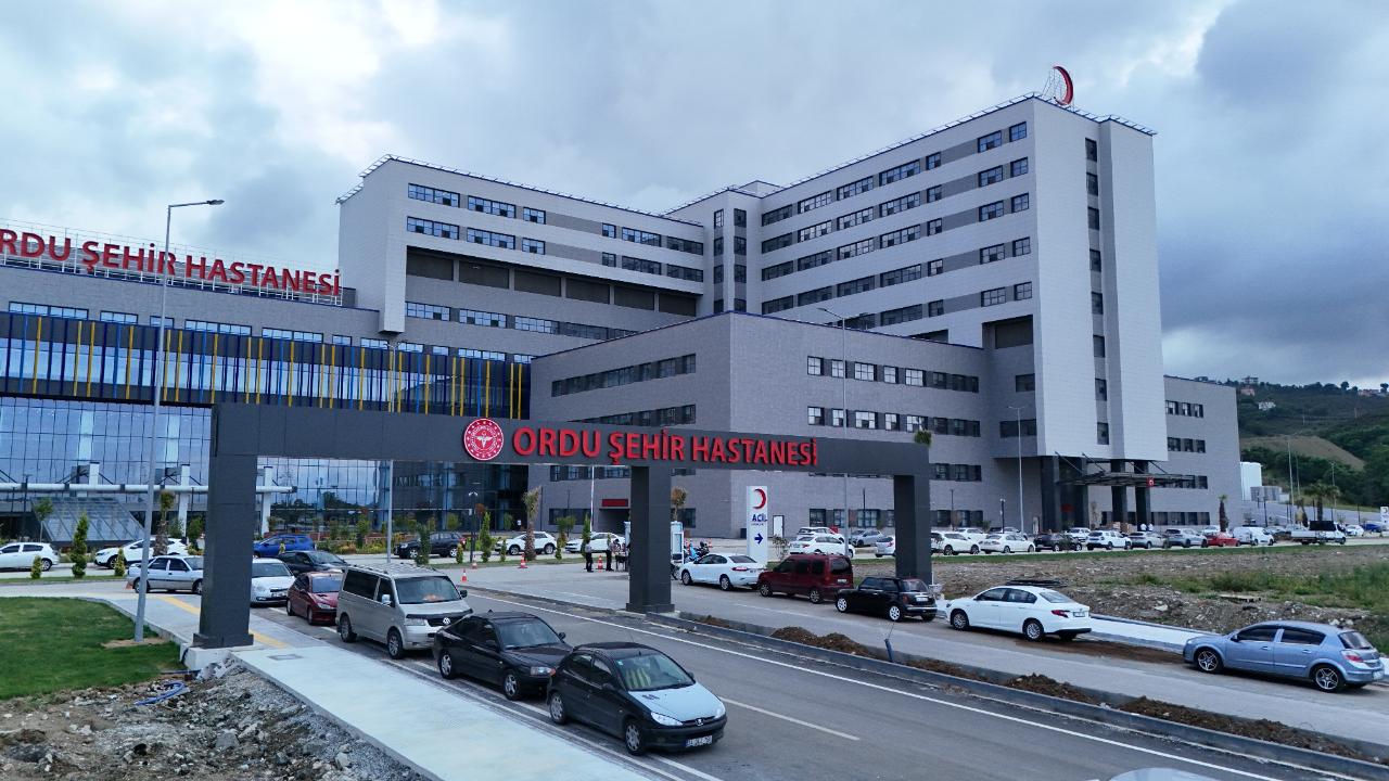 Ordu Şehir Hastanesi’nin kapasitesi 1200 yatağa yükseltildi, geçici kabul tamamlandı ve eylül hedefleniyor.