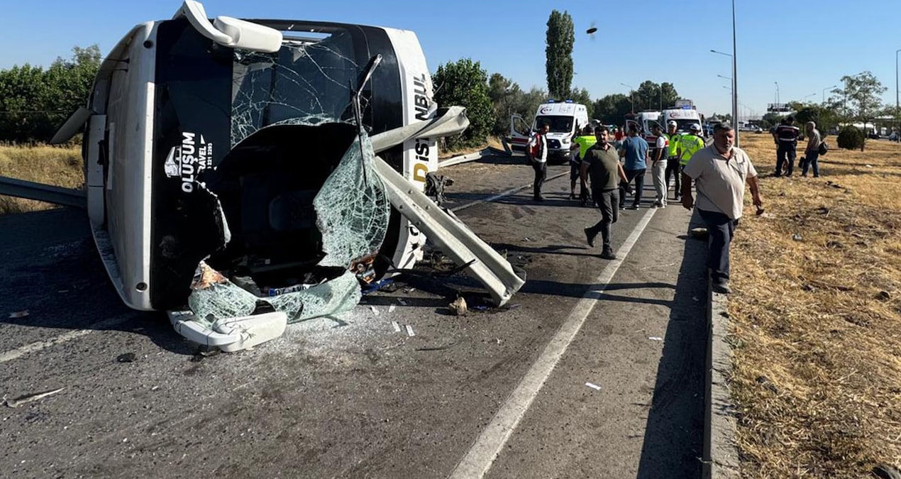 Afyonkarahisar’da yolcu otobüsü devrildi, 22 kişi yaralandı