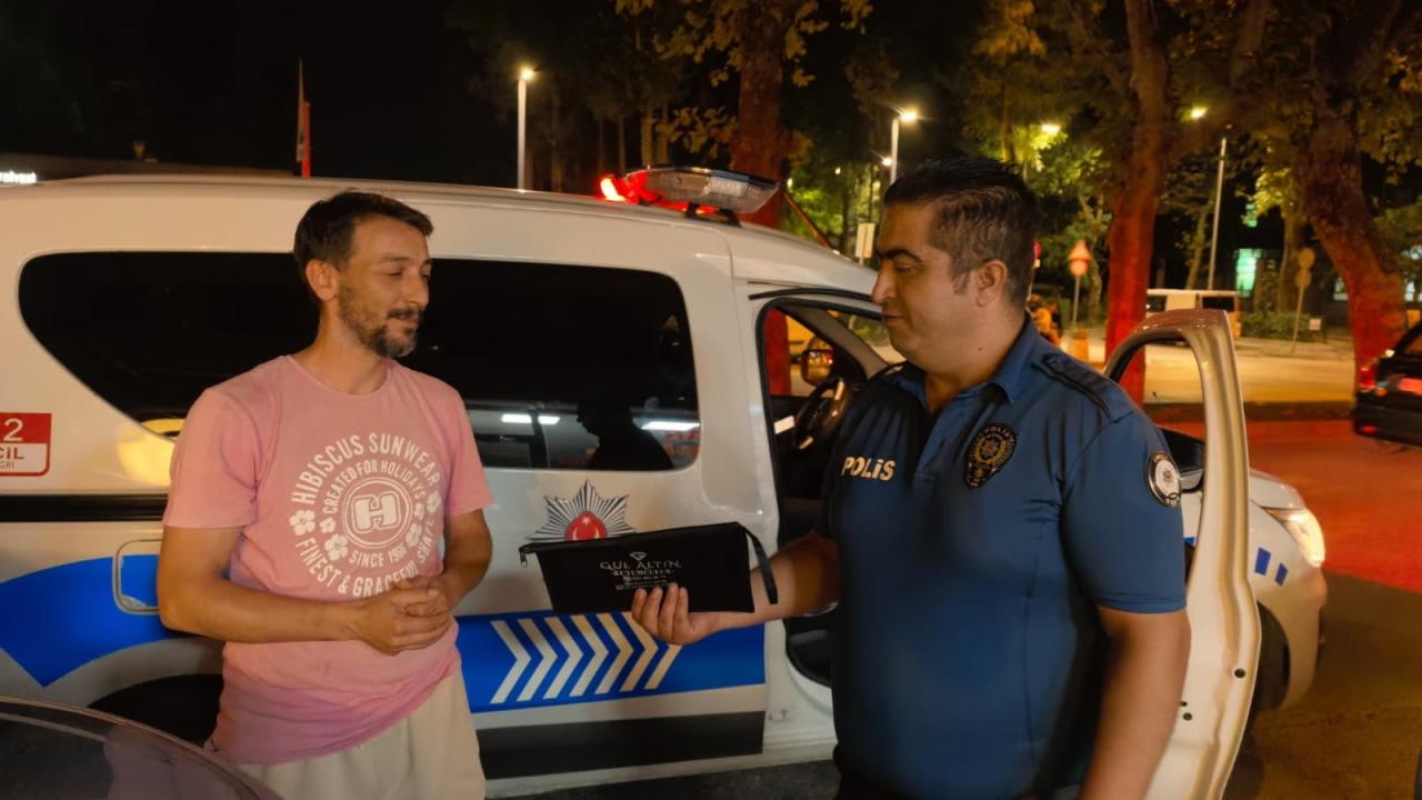 Kemalpaşa’da restorasyon yapan esnafın bulduğu çantayı polise teslim ettiği anlar