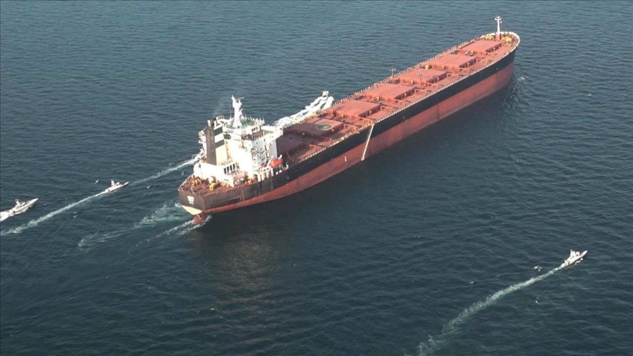 Umman açıklarında petrol tankerine bilinmeyen cisim isabet etti
