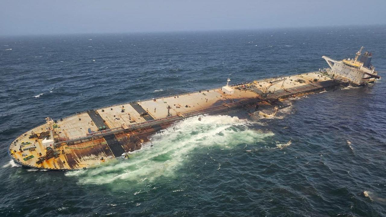 Umman açıklarında tanker sızıntısı sonrası deniz kirliliği riski