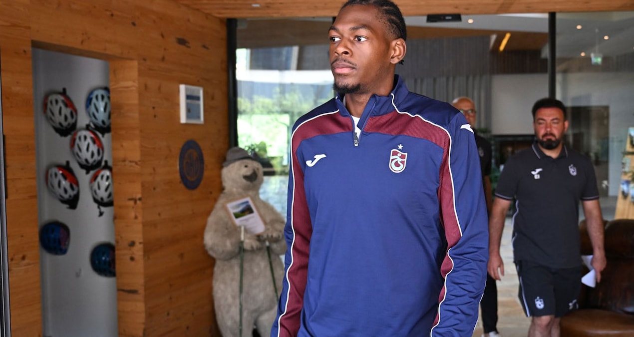 Rene Mitongo’nun Trabzonspor’un Avusturya kampında takımın önünde basın mensuplarına açıklama yaptığı an.