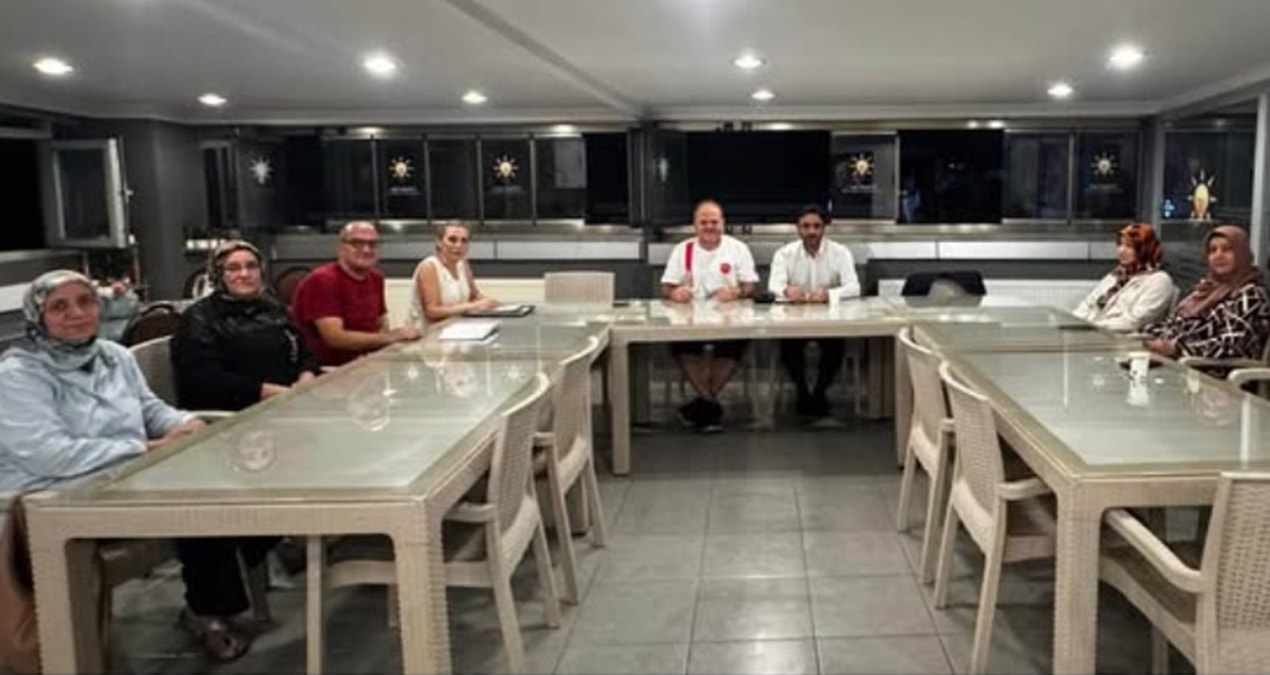 AKP Yalova Merkez İlçe Başkanlığı toplantısında şortlu katılım tepkilere neden oldu