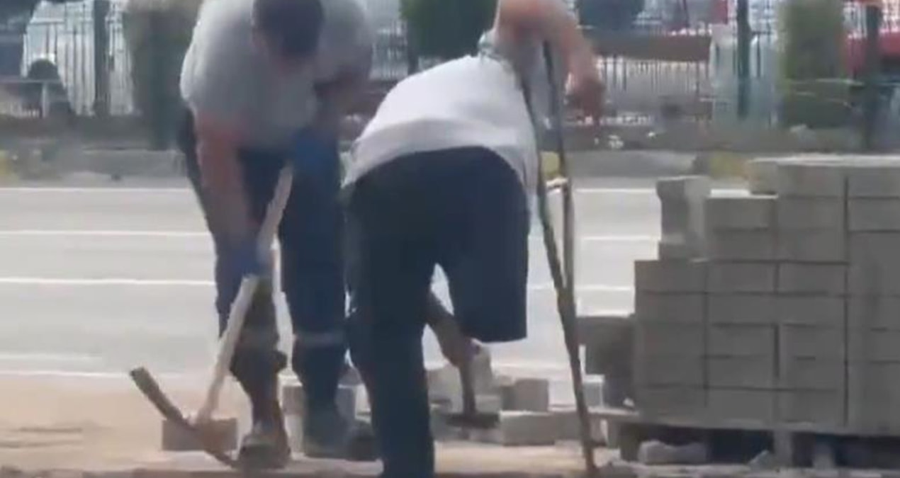 Kırklareli’nde engelli işçi yaz sıcağında kilit taşı döşedi