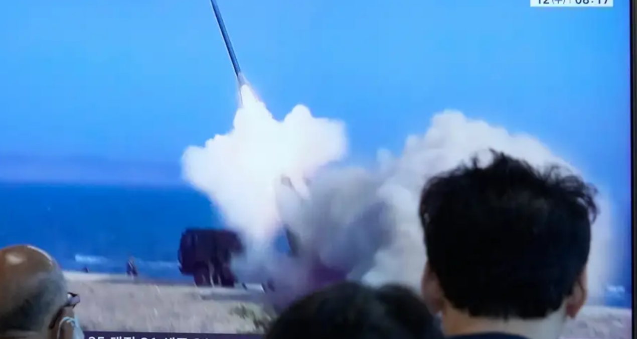 Kuzey Kore’nin Japon Denizi yönüne balistik füze fırlattığına dair haber başlığı