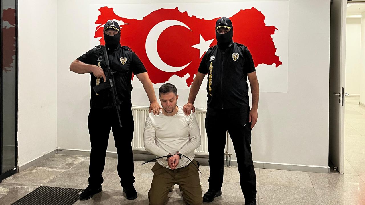Arjantin’de yakalanan kırmızı bültenle aranan organize suç örgütü elebaşı Serkan Kurtuluş’un İstanbul’a getirilişiyle ilgili emniyet işlemleri.