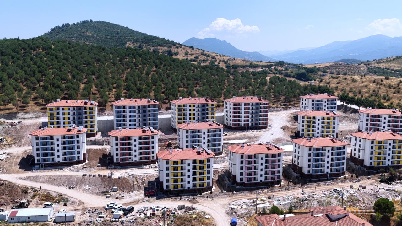 Sındırgı’da deprem sonrası konut inşa çalışmaları tamamlanma aşamasında