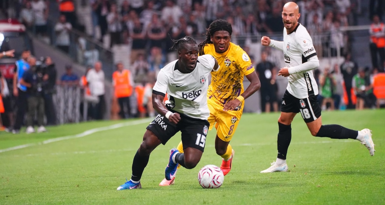 Beşiktaş formasıyla orta sahada oynayan Junior Olaitan
