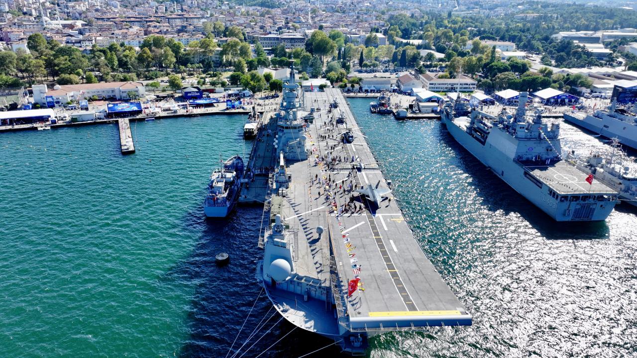 TEKNOFEST Mavi Vatan’da TCG Anadolu gemisi ziyaretçilerin ilgisini çekti