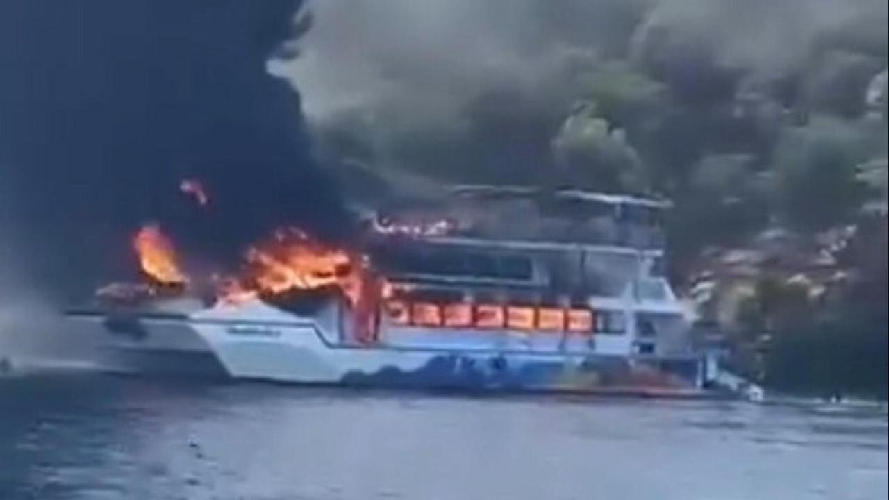 Fethiye’de mavi tur teknesinde yangın çıktı, 115 kişi tahliye edildi
