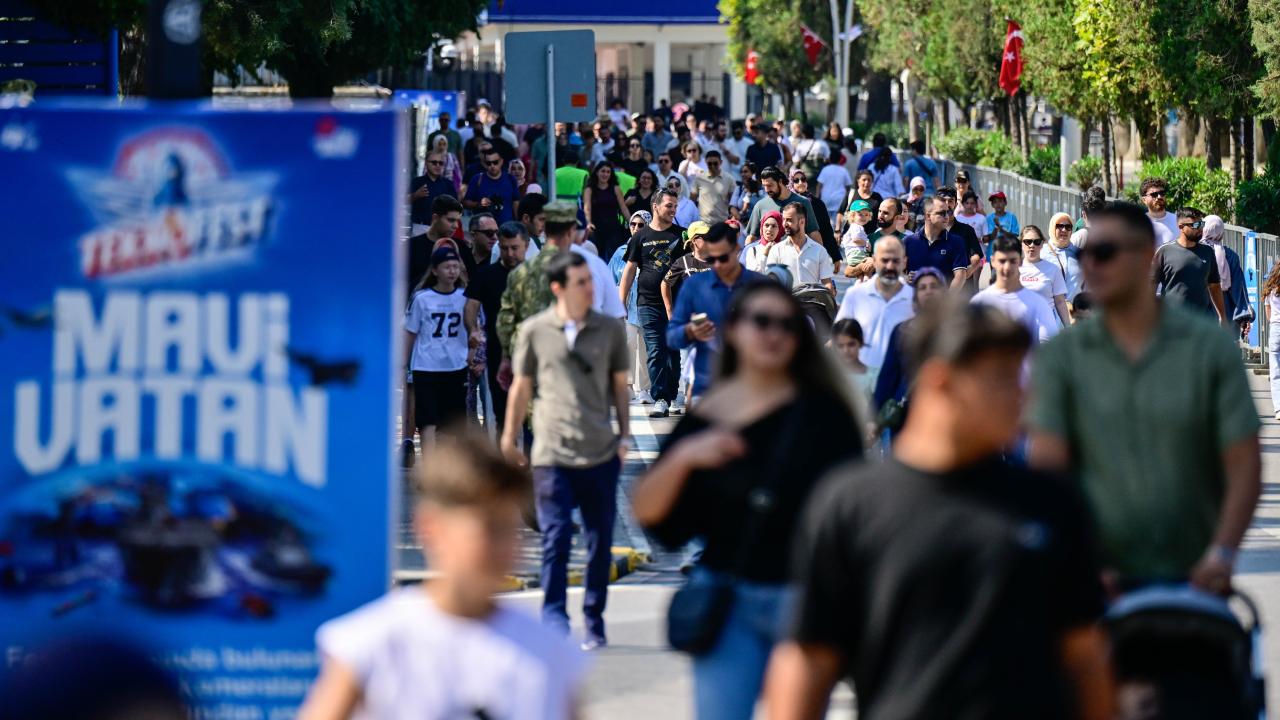 Gölcük Tersanesi Komutanlığı’nda TEKNOFEST Mavi Vatan etkinliği sırasında ziyaretçilerin sergilenen platformları incelemesi