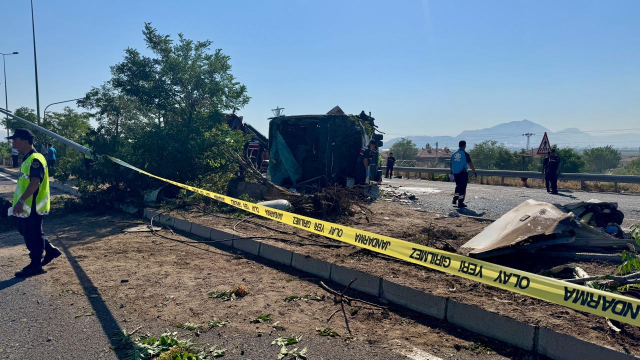 Niğde-Kayseri kara yolunda yolcu otobüsü devrildi, 1 ölü 22 yaralı