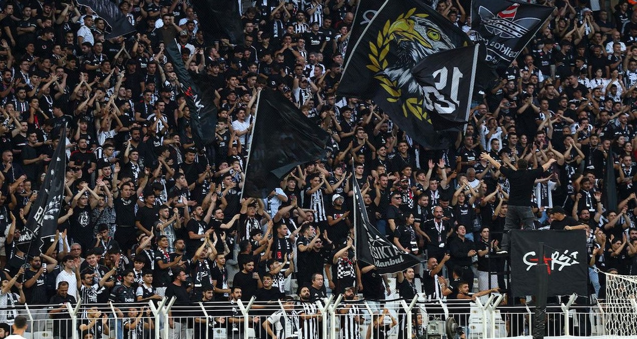 Beşiktaş taraftarı, teknik direktör Vincenzo Italiano’ya tezahürat yapıyor.