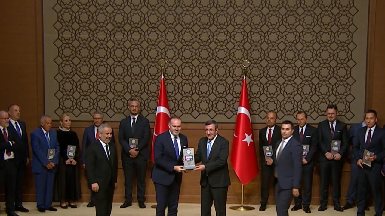 Cevdet Yılmaz, Anadolu Medya Ödülleri Töreni’nde konuşma yaparken.