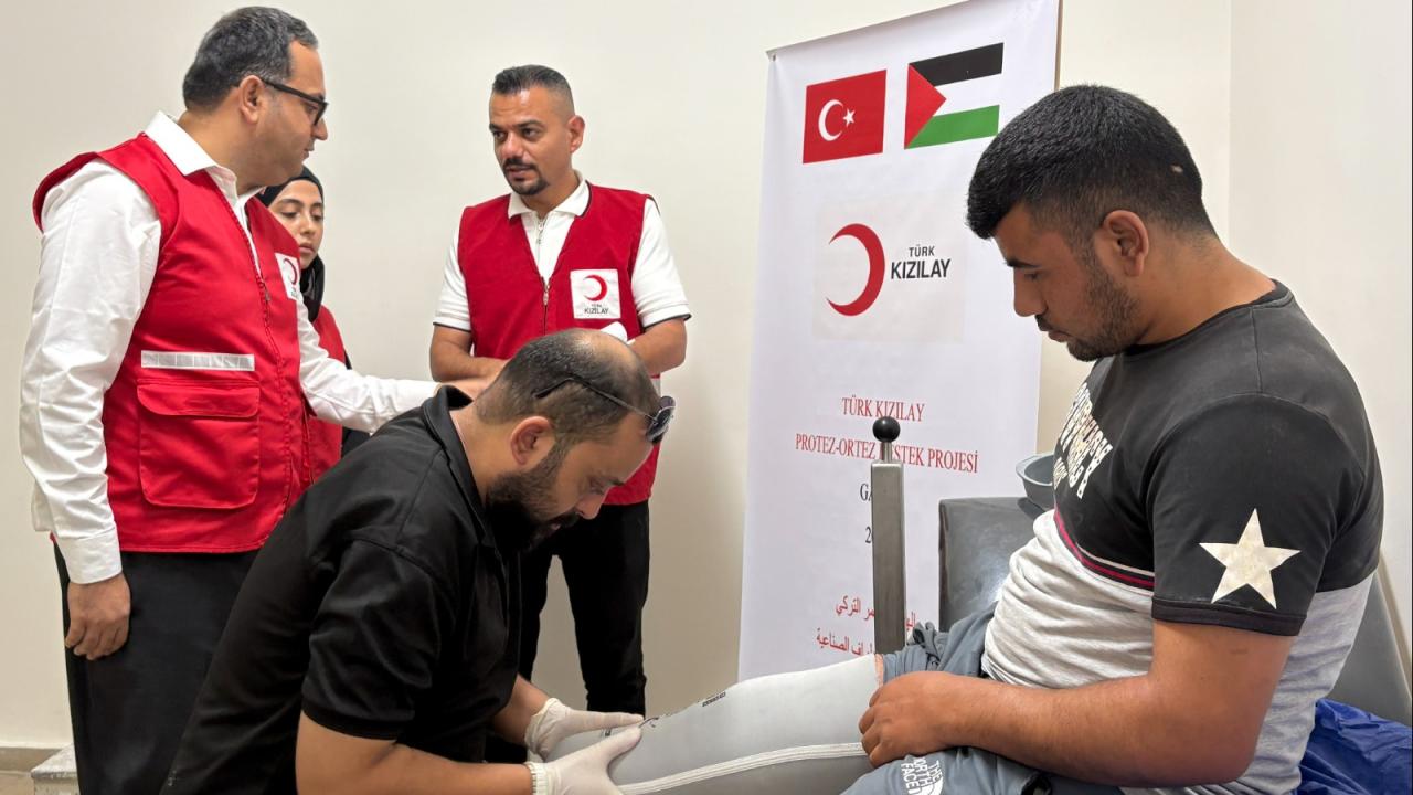 Türk Kızılay’ın Gazze’de uzuv kaybı yaşayanlar için Protez-Ortez Destek projesi kapsamında sağlanan protez hizmeti