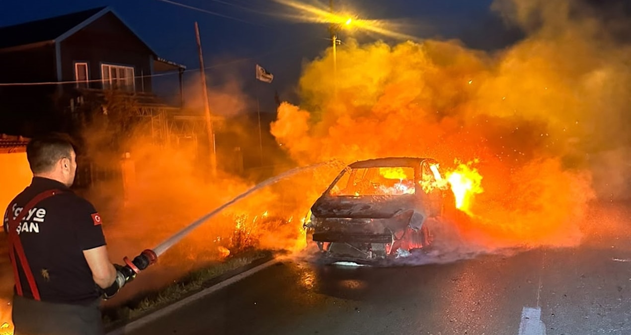 Keşan’da seyir halindeki otomobil alev aldı, kullanılamaz hale geldi
