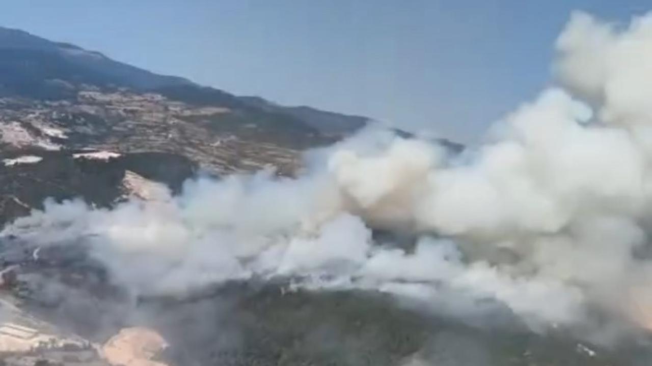 Sındırgı’da kamyonda başlayan yangın ormanlık alana sıçradı