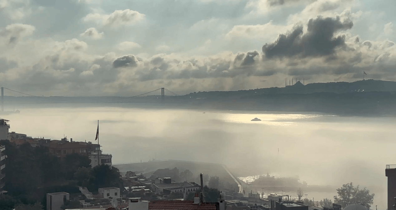 İstanbul Boğazı’nda sis nedeniyle görüş mesafesi düşerken deniz ulaşımında aksama yaşandı.