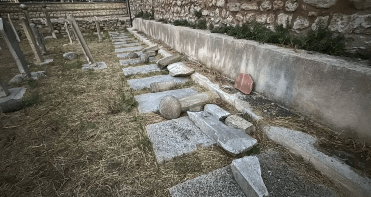 İstanbul Fatih’te tarihi Haydarhane Camisi haziresinde mezar taşlarına zarar veren şüpheli güvenlik kamerasıyla yakalandı.