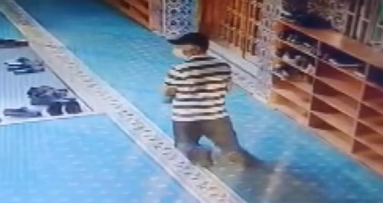 Sultangazi’de camilerden ayakkabı çalan maskeli şüpheli kamerada görüntülendi