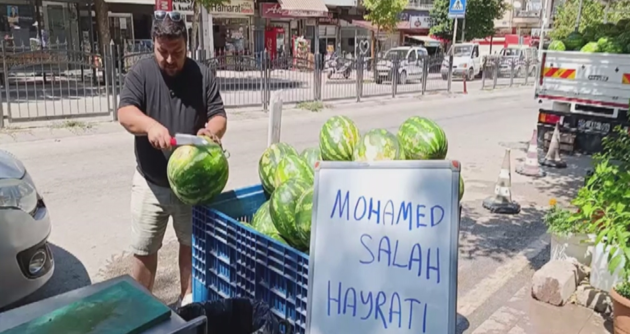 Amasya’da Beşiktaş taraftarı manav, Muhammed Salah için karpuz dağıttı