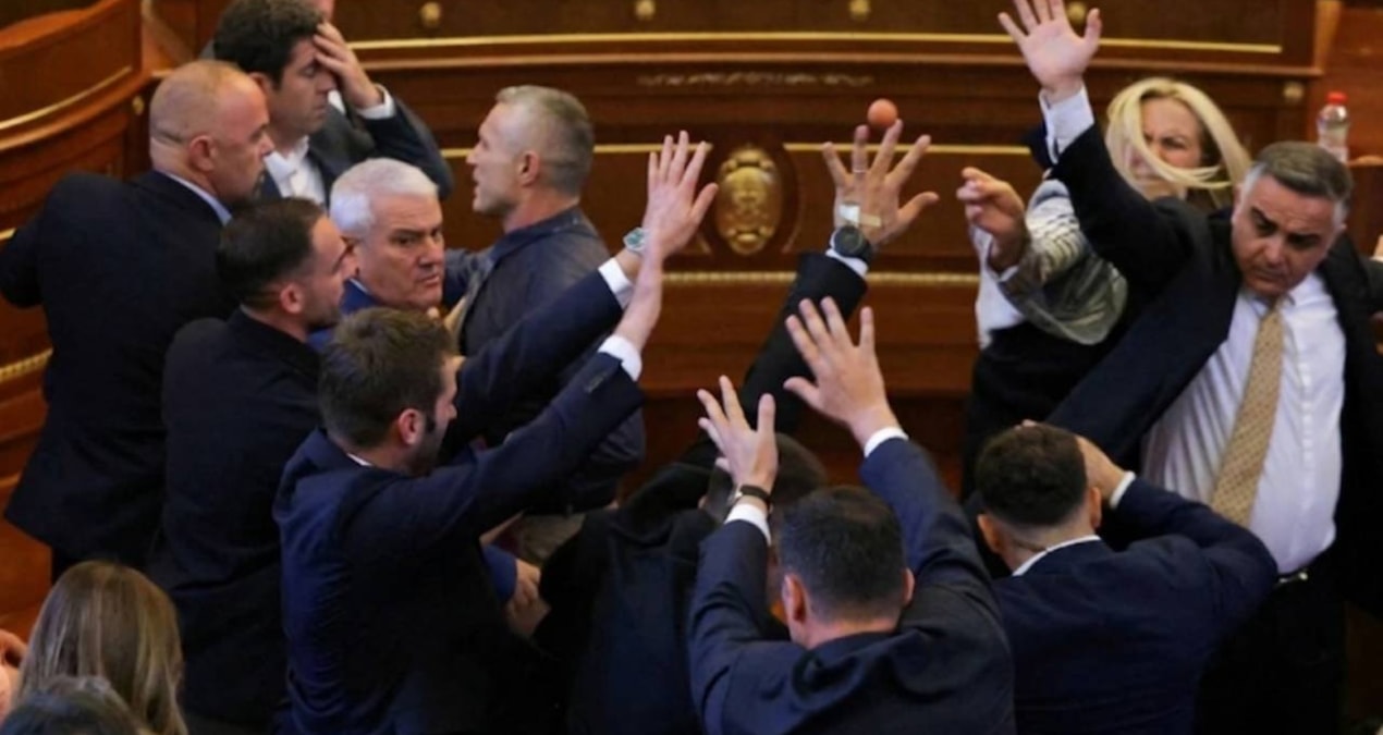 Kosova Meclisi’nde Başbakan Albin Kurti’ye yönelik yumurtalı protesto