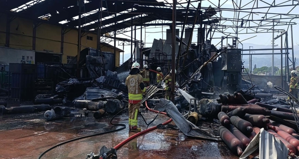 Manisa’nın Salihli ilçesinde dolum tesisinde patlama ve yangın meydana geldi