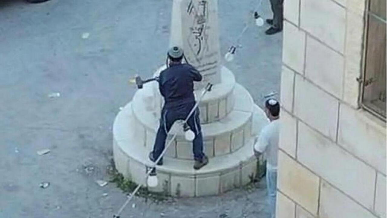 İsrailli milletvekili Zvi Sukkot, Batı Şeria’da Filistin anıtını parçaladı